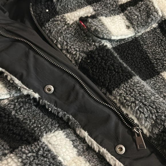 Levi's Women's Oversized Long Sherpa Trucker Jacket - Picture 4 of 4